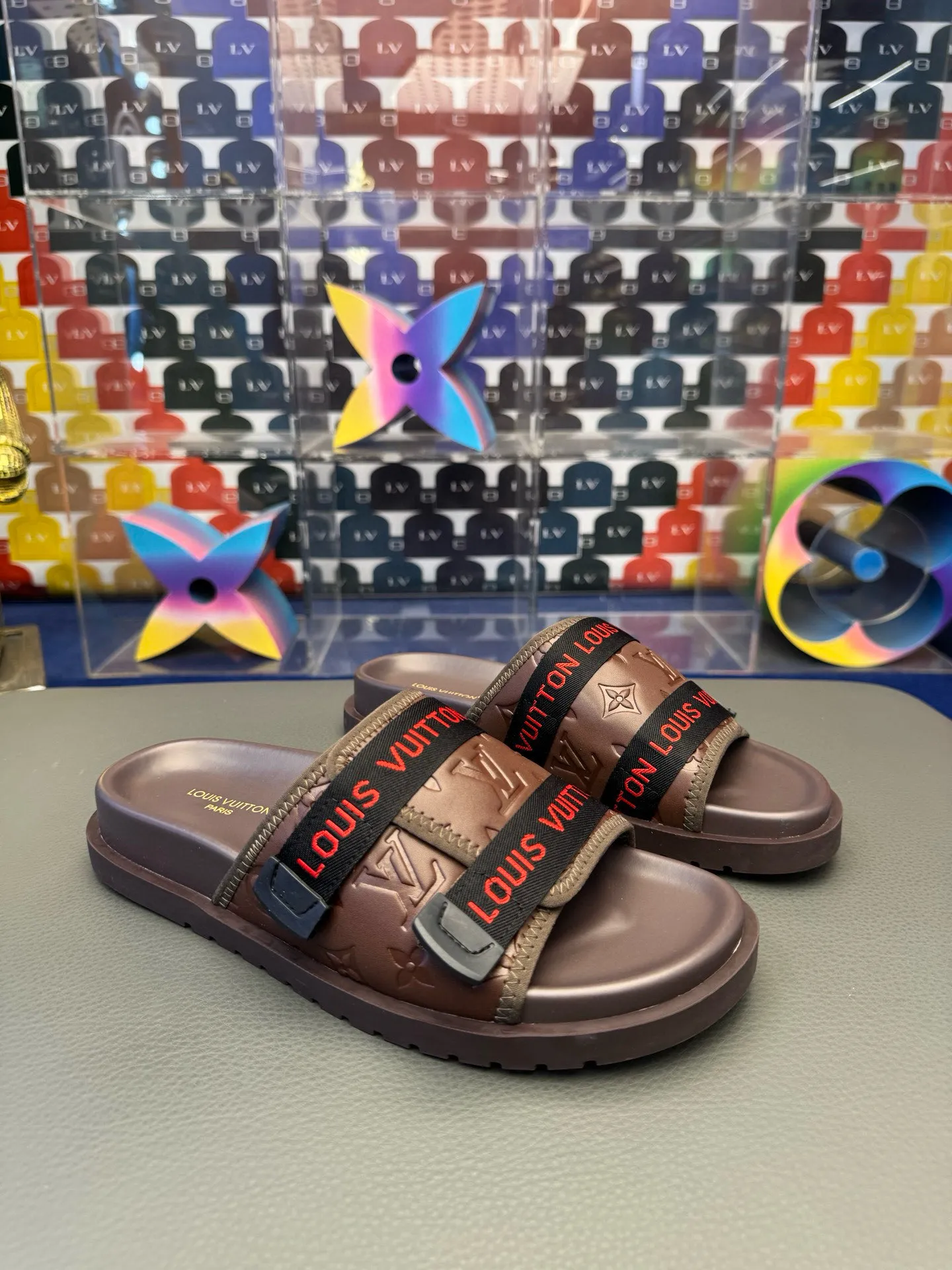 [L Home] P: 340💰Size: 38-45 Top purchasing lv men's summer slippers, classic presbyopia with soft real leather lining, unique color splicing effect, distinctive personality, fashionable and trendy essential style, light and comfortable. Lightweight and tough rubber insole, micro ridged foam outsole, super comfortable!